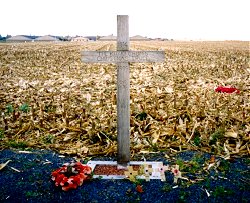 Una croce commemorativa della Tregua di Natale, vicino a Ypres, Belgio