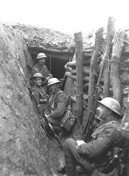 Soldati inglesi in trincea nel saliente di Ypres