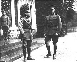 Il generale Pershing in compagnia di Ferdinand Foch (sulla sinistra)