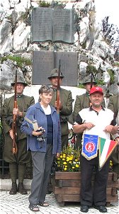 Dan e Bonnie Rulli davanti al Monumento ai Caduti di Canove, Asiago